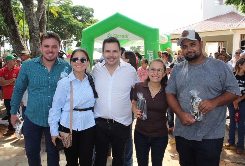 Vice prefeito Vinícius, primeira-dama Thaís, prefeito Diego, presidente da Câmara Edna Tonon e vereador Carlos Roberto