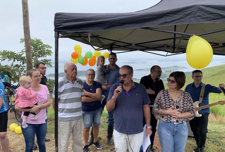 Prefeito Marcão do Haras e primeira-dama Elisângela durante o ato cívico junto à família Mazeto