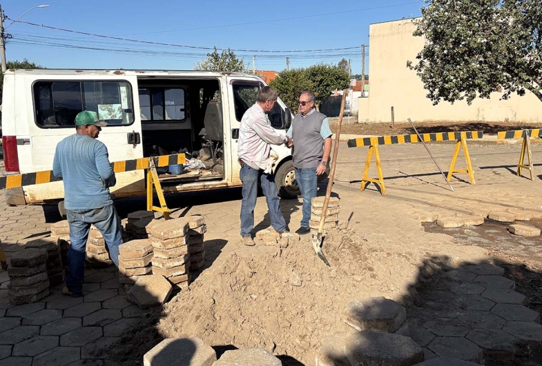 Prefeito Marcão com os funcionários que  estão conduzindo a obra