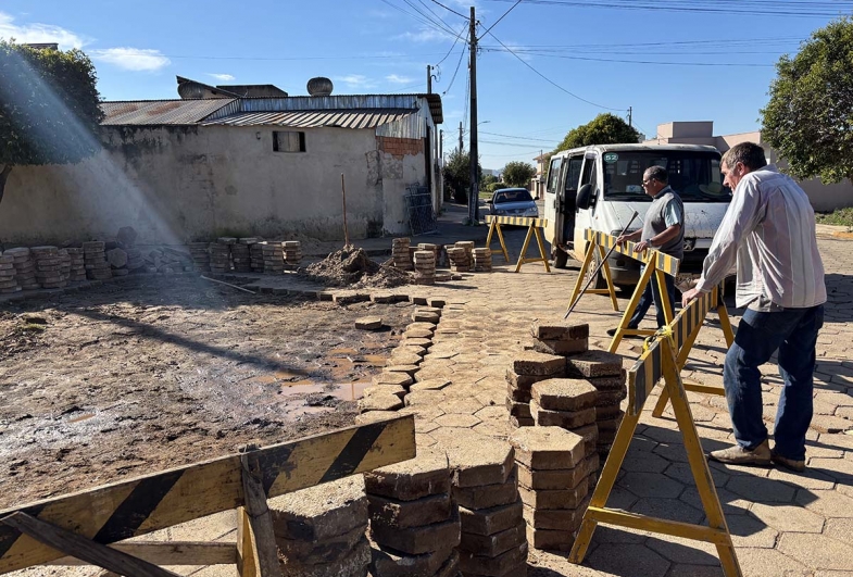 O prefeito Marcão esteve presente na obra para verificar o andamento dos trabalhos