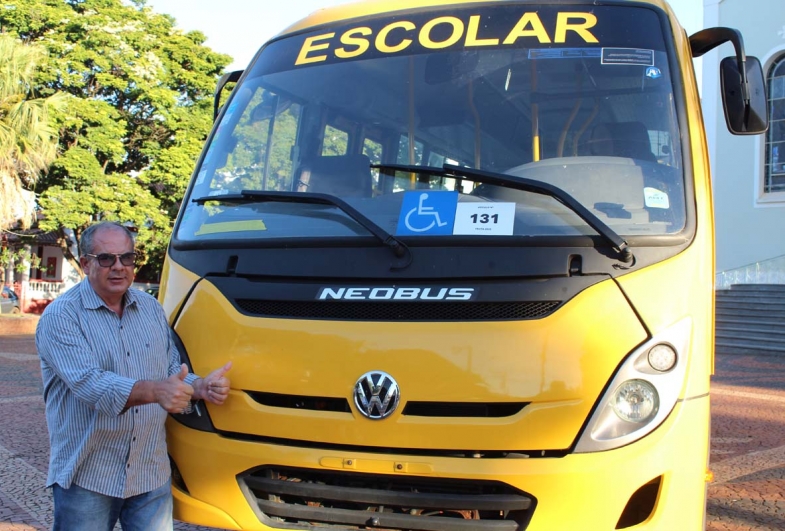 Prefeito Marcão do Haras com o novo ônibus escolar