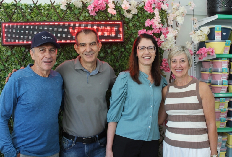 José da Costa, os proprietários Helio e  Zenaide e vice-prefeita de Fartura Célia