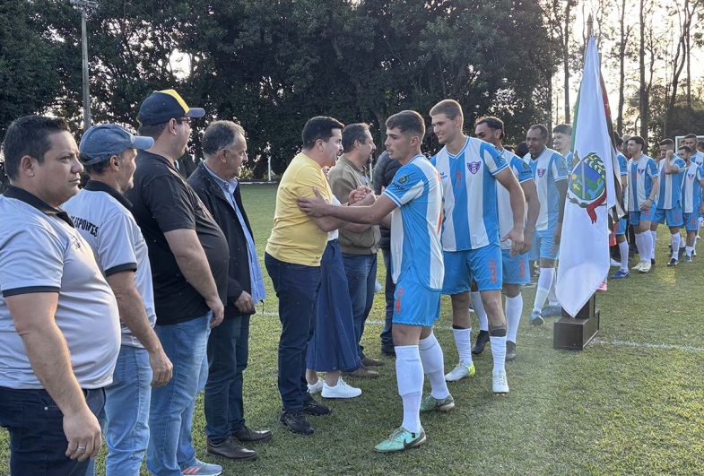 Atlético Timburiense saudando os presentes na solenidade