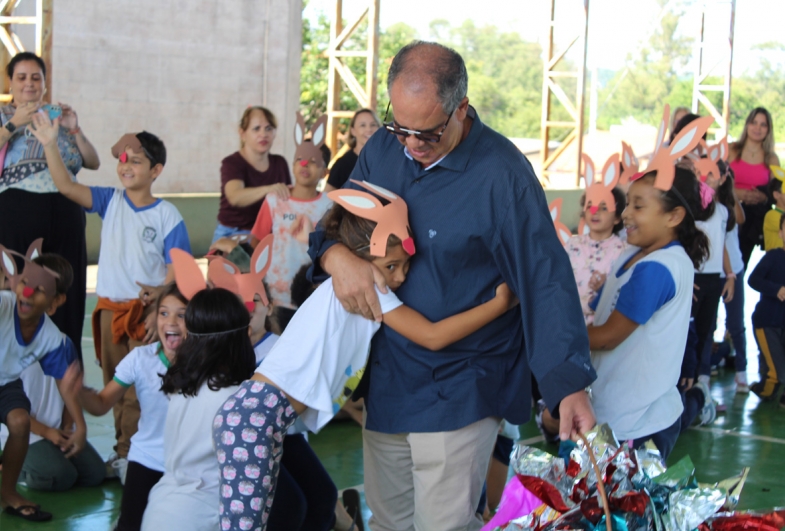 O prefeito Marcão se divertiu na entrega  dos ovos para os alunos das escolas