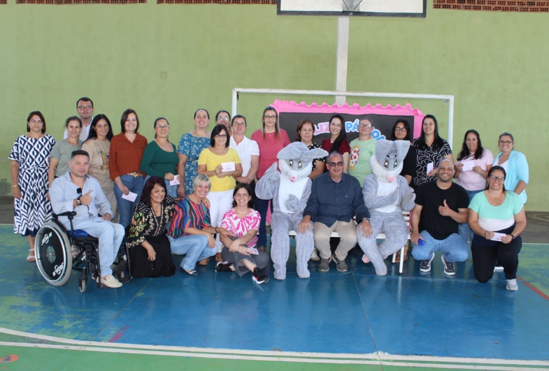 Corpo docente da escola João Batista com as autoridades presentes no evento