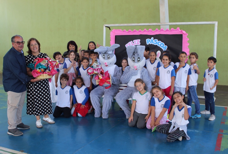 Alunos da escola João Batista de Oliveira no encontro com os coelhos da Pascoa