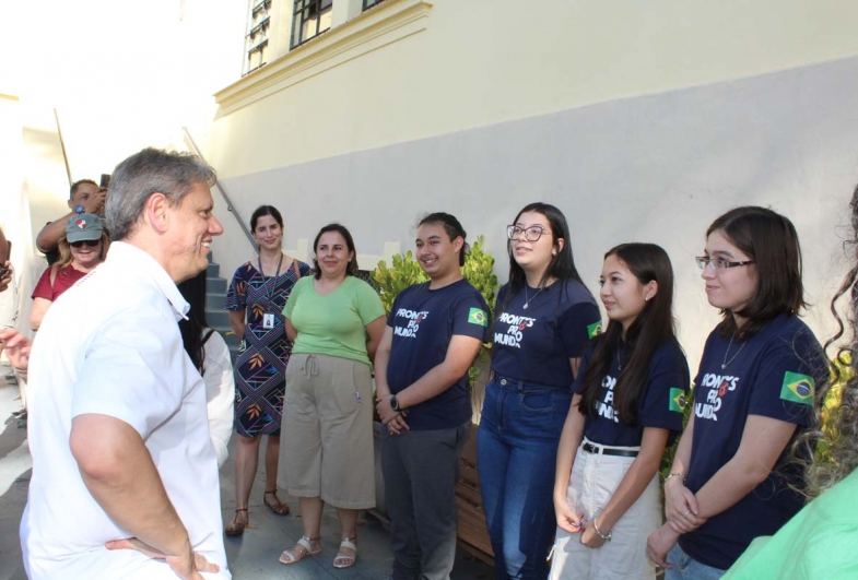 Tarcísio teve a oportunidade de conhecer e perguntar para os alunos do programa Prontos para o Mundo como foi a experiência com o intercâmbio