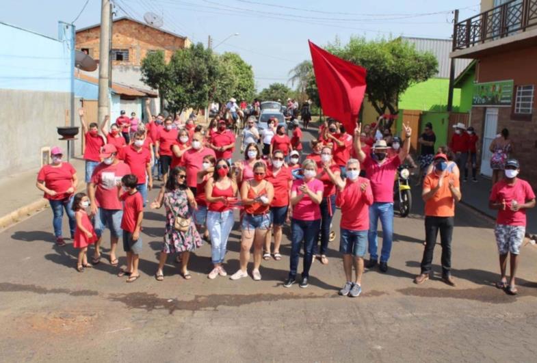 Célia e Dominguinhos iniciam campanha com passeata