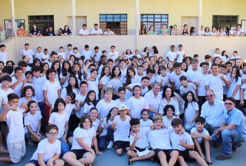 Os alunos da escola estadual Coronel Marcos Ribeiro também tiveram a  oportunidade de conhecer pessoalmente o prefeito e o governador