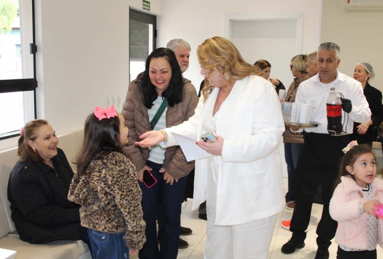 Dra. Gabriela sempre carinhosa com suas pacientes