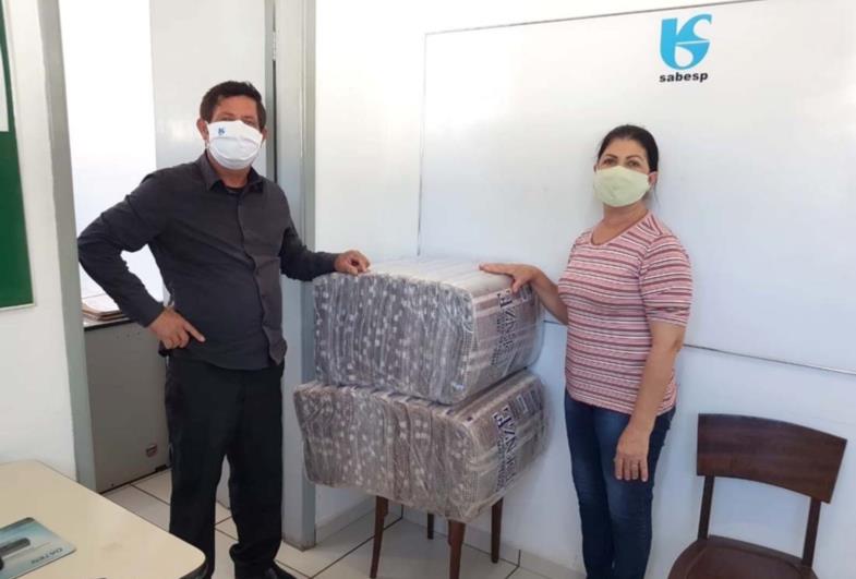 Sabesp entrega 20 cobertores para Fundo Social de Taguaí