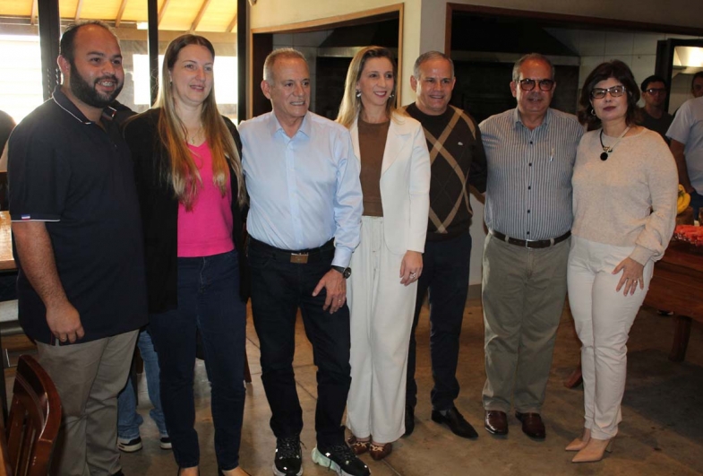 Carlinhos, presidente da Câmara de Taguaí Regina Bérgamo, secretário Jorge Lima, Pety, prefeitos Edinho Fundão e Marcão do Haras e Elisângela