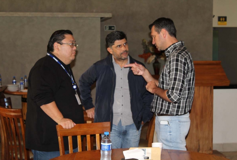 Rafael Corona fala com Roderic Miyoshi, consultor de negócios do Sebrae-SP, e Preto