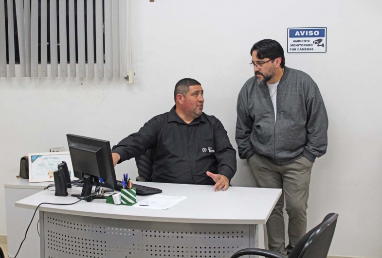Vendedor Clebar Neves  efetuando a venda do Novo Tera para o vereador de Taquarituba, Dr. Ricardo Almeida que dará de presente para a filha Tayssa.  Foto acima, Cleber mostra os detalhes do Tera para 