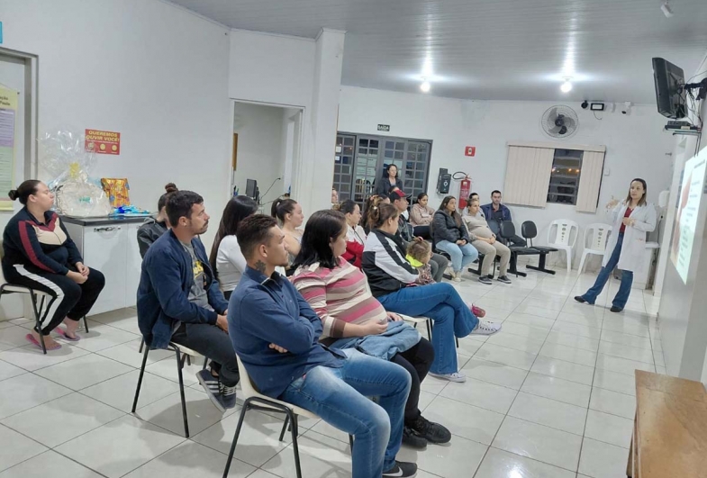 A enfermeira Fabíola Corral ministrou uma palestra esclarecedora sobre amamentação