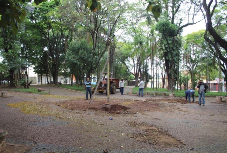 Quiosque da Praça Tenente Casemiro é demolido em Fartura 