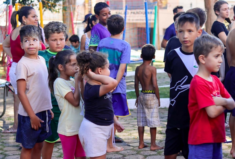 As crianças puderam aproveitar o dia nos brinquedos instalados na praça