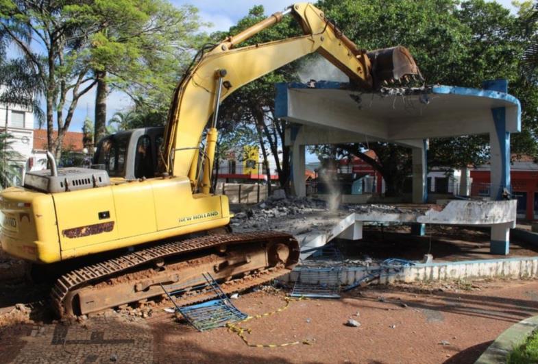 Coreto da Praça 9 de Julho está sendo demolido 