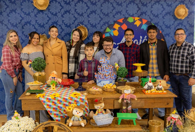 Diretora Josiane, equipe do departamento  contábil e diretor Rederson