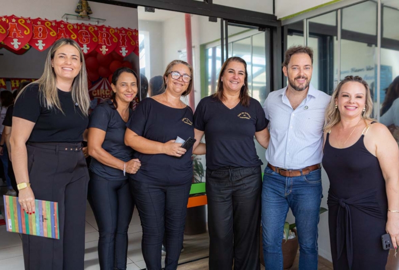 Equipe da Casa da Criança, prefeito municipal de Taquarituba, coordenadora da Ação Social de Taquarituba
