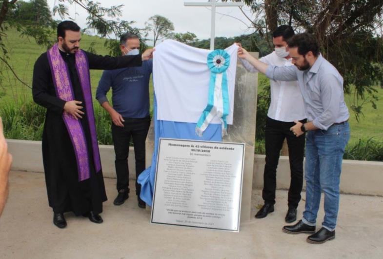 Homenagens ocorrem durante todo o dia às vítimas da tragédia ocorrida há um ano na SP-249