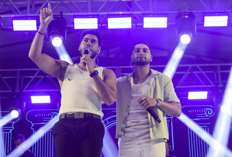 A festa começou com um animado show da dupla Danilo & Davi