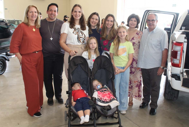 Padre Carlos, Elisangela e Marcão com representantes do Grupo São Francisco
