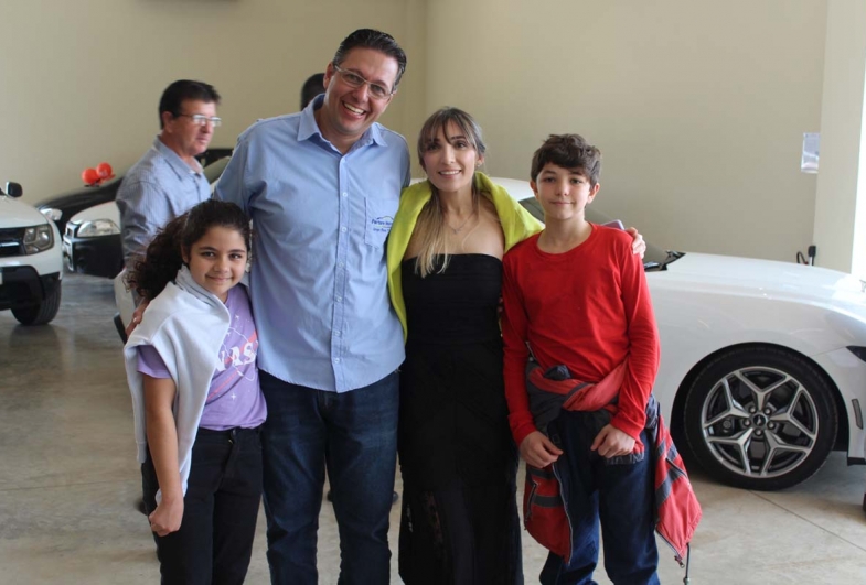 Ane e Vitinho com seus filhos Ana Cecília e João Pedro