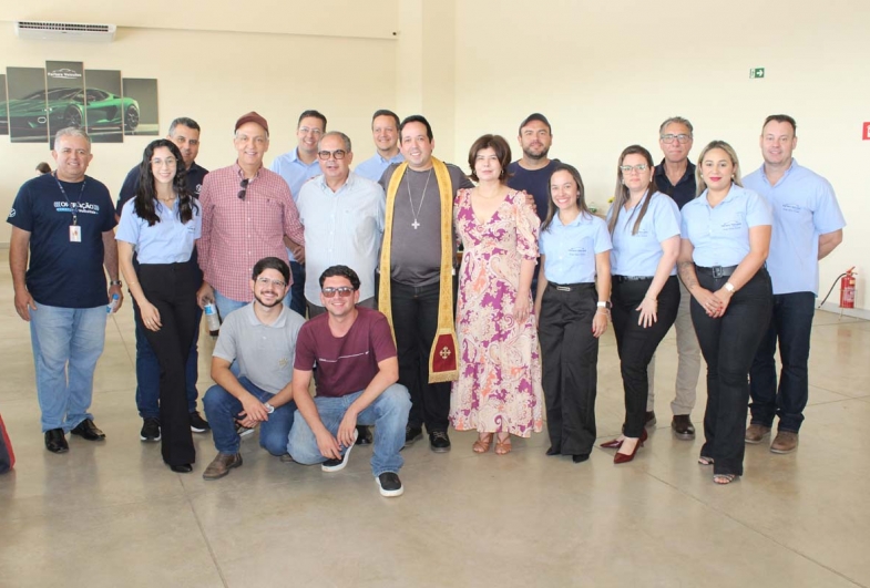 Marcão, Elisangela, Daniel, Padre Carlos, representantes da Coletto 3R com  os colaboradores da Fartura Veículos durante o evento de inauguração