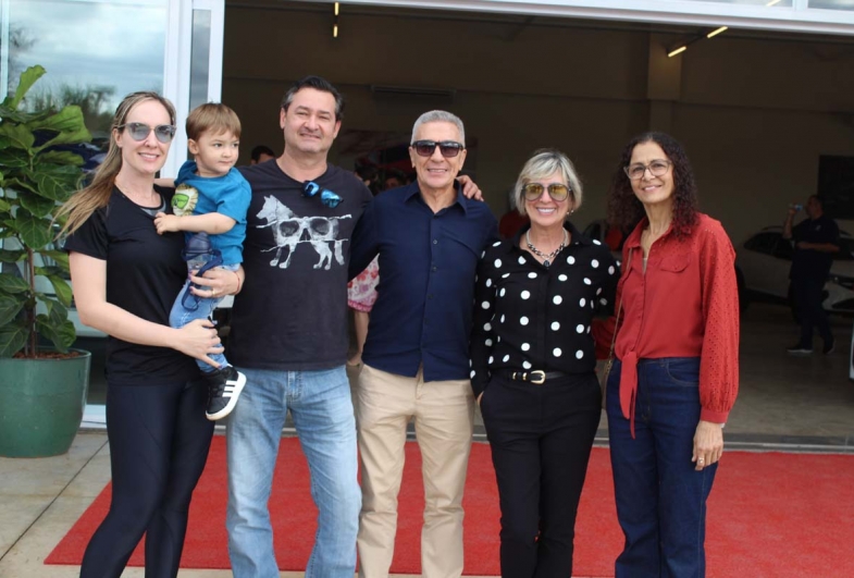 Fernanda com o Diego no colo, Luís Gustavo, Zé da Costa, Célia e Edna