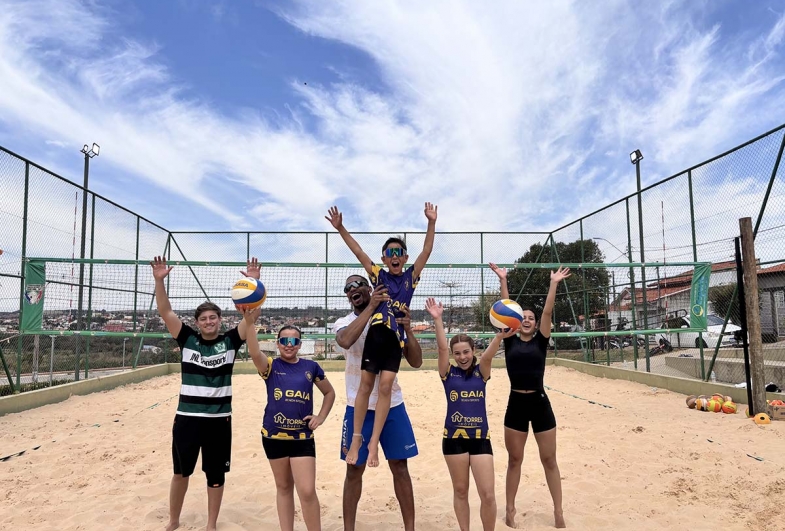 A Praça Poliesportiva Professora Bere em Fartura,  recebeu uma clínica especial de vôlei de praia  com o treinador Railson Gaia