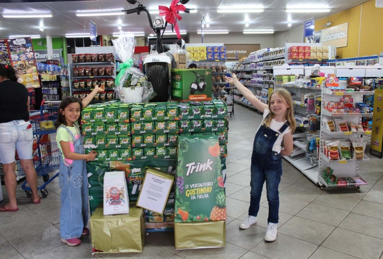 As garotas Antonela e Cecília mostram os prêmios