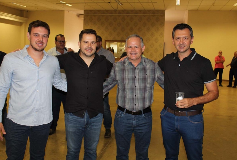 Vice-prefeito e prefeito de Cel Macedo Vinícius e Diego com o prefeito e vice de Taguaí, Edinho Fundão e Rafael