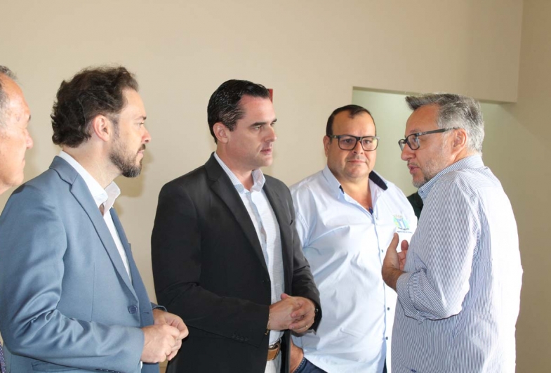 Deputado João Cury com os prefeitos Éder Miano (Taquarituba), José Ramiro (Itaí) e Marcão (Riversul)