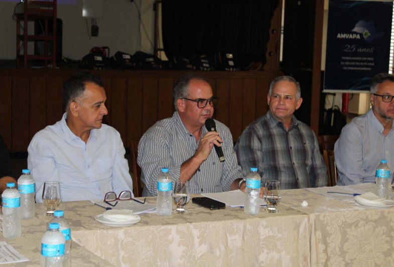 Prefeito de Fartura Marcão do Haras fala ao lado de Carlinhos Pneus (Piraju) e Edinho Fundão (Taguaí)