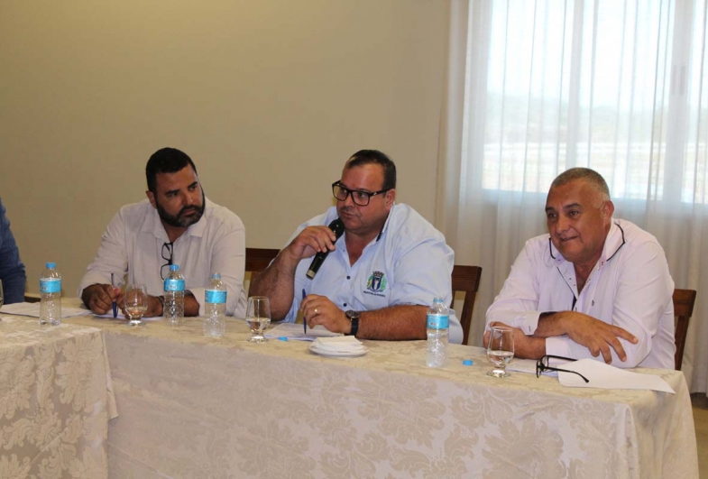 Prefeito de Riversul Marco do Santos durante fala em reunião