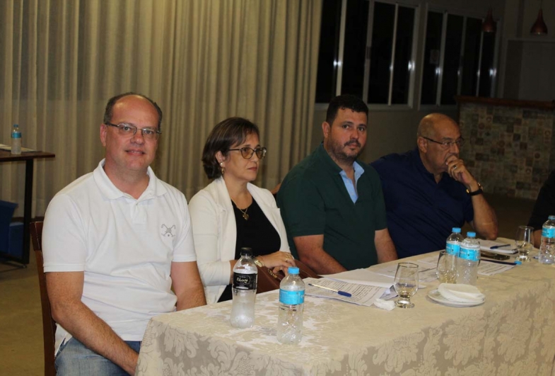 Autoridades presentes na reunião