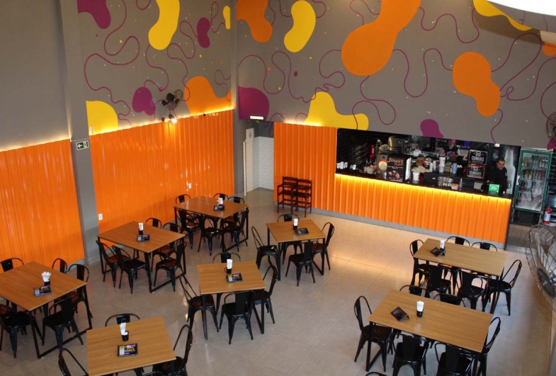 Em um ambiente bem decorado, o local é convidativo ao público, unindo agilidade e praticidade