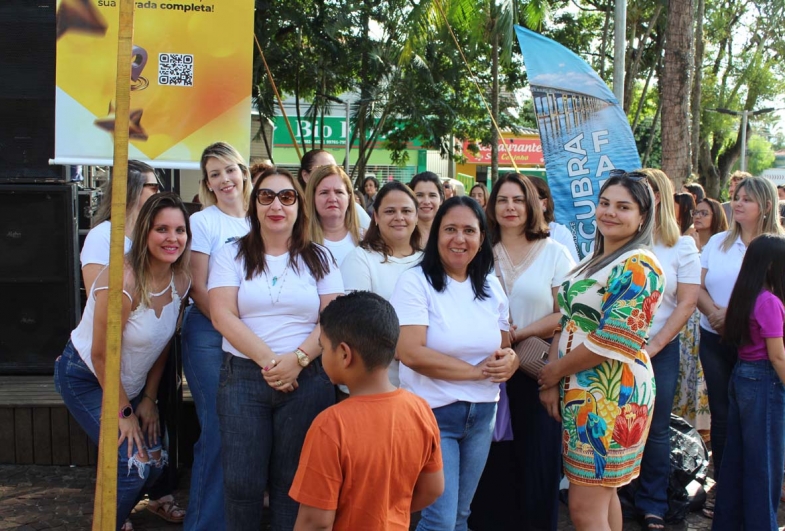 As professoras acompanhando os alunos durante a a presentação