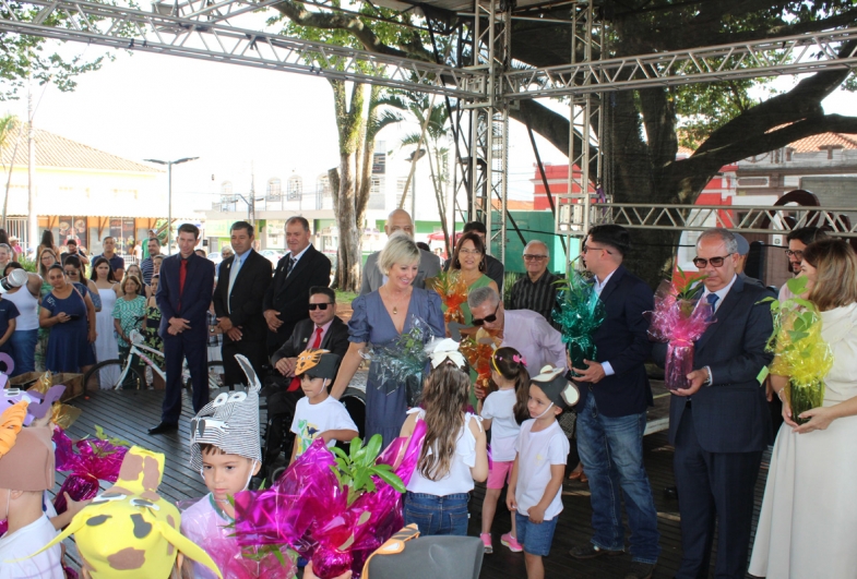As autoriaddes foram homenageadas pelos alunos da EMEI Maria