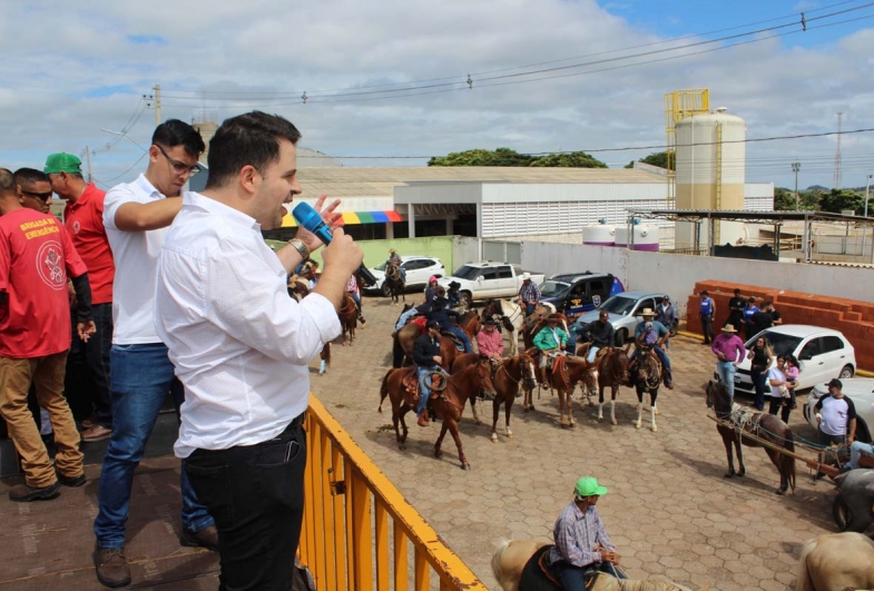 Prefeito Diego do Nino cumprimenta os participantes da cavalgada