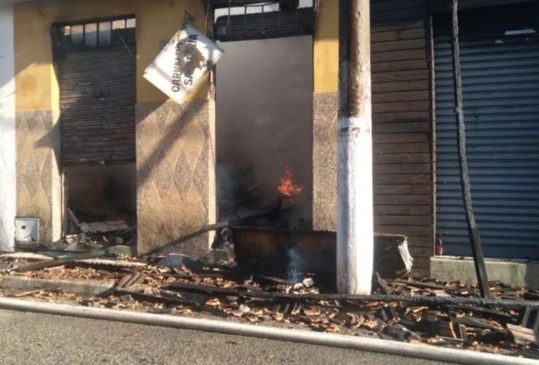 Moradores fazem campanha para ajudar irmãos que tiveram sapataria destruída por incêndio