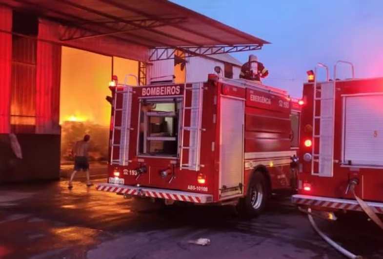 Incêndio atinge depósito de palha de arroz em Santa Cruz do Rio Pardo