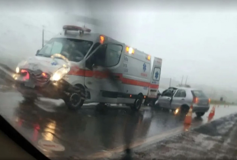 Batida entre carros mata mulher e deixa três feridos em rodovia de Itaí