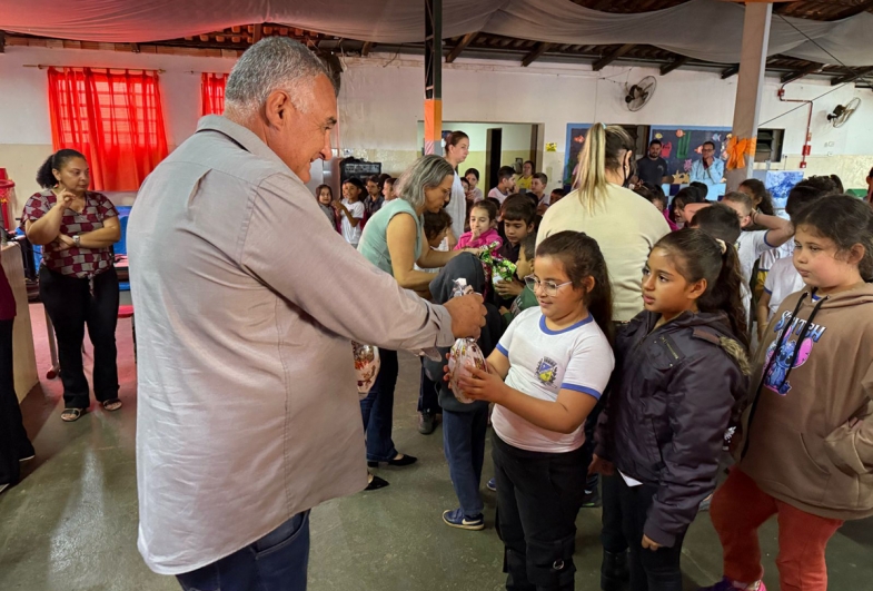 João da Tapera entregando os ovos para as crianças