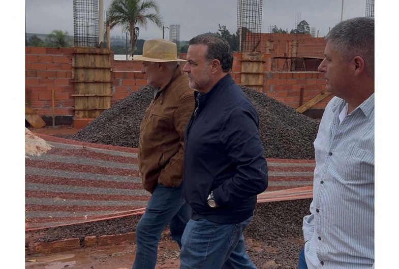 João, Madalena e Rodrigo estiveram visitando a obra