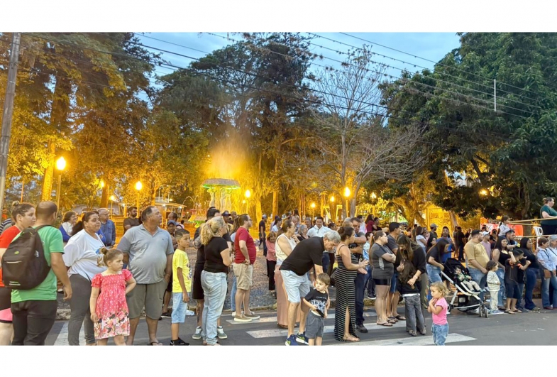 Largo São João no momento do encontro de bandas e fanfarras