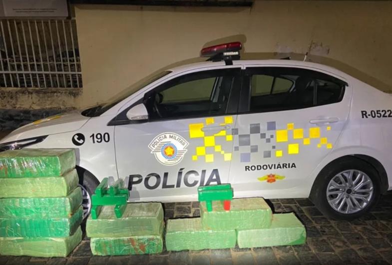 Homem é preso após ser flagrado com mais de 300 tijolos de maconha em rodovia