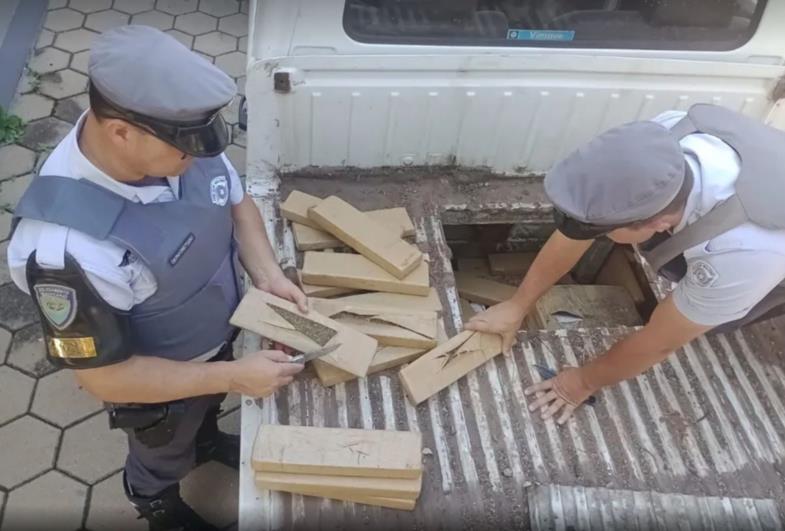 Polícia Rodoviária apreende mais de 200 quilos de maconha em assoalho de Kombi