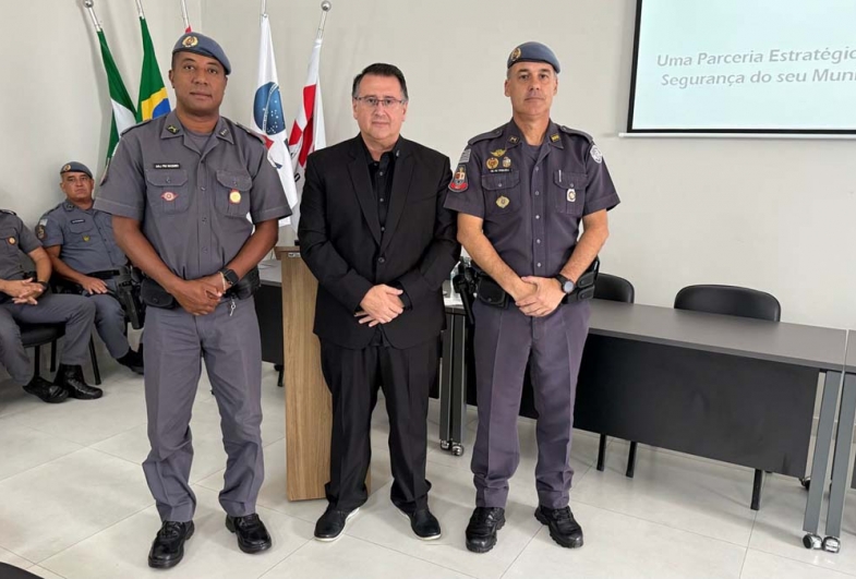 Major PM Nazario, prefeito Roberto Araujo e Coronel PM Antônio Thomazelli Junior